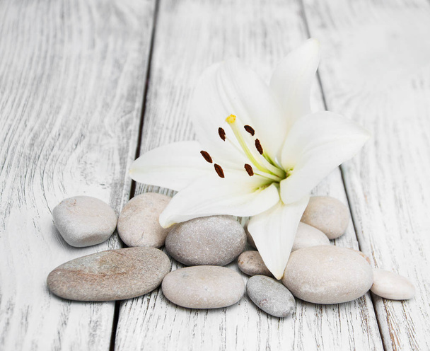 Bílé lilie a masážní kameny - Fotografie, Obrázek