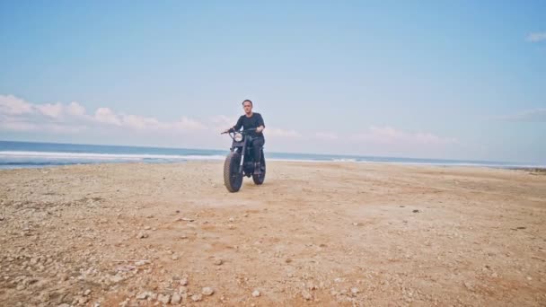 Motociclista che guida la sua moto sulla spiaggia
 - Filmati, video