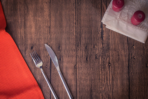 Tablo için mumlar ile romantik bir akşam yemeği ayarla. Üstten Görünüm - Fotoğraf, Görsel