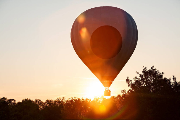 Hot-air μπαλόνι στη σιλουέτα έτοιμη να σηκωθεί κατά την πτήση - Φωτογραφία, εικόνα