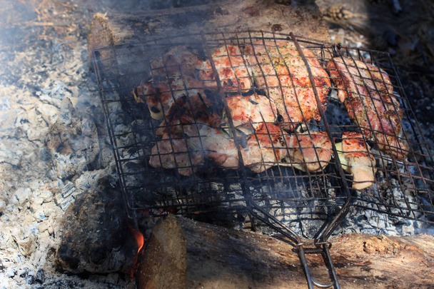 ароматное мясо на гриле с дымом в лесу
 - Фото, изображение