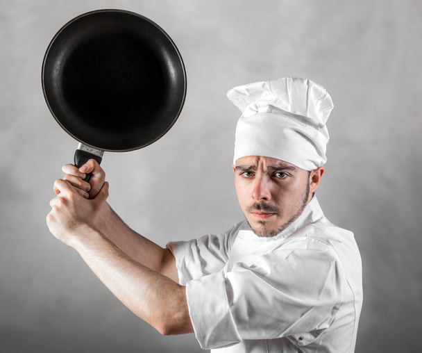 Jonge chef-kok met pan - Foto, afbeelding