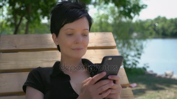 Kadınlar closeup cep telefonu mesaj ile karşı karşıya.. - Video, Çekim