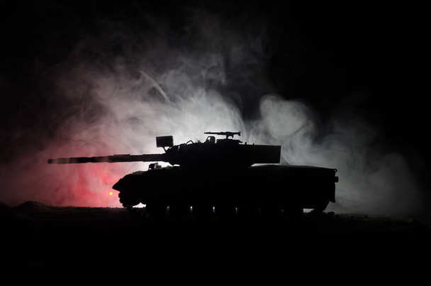 Έννοια του πολέμου. Στρατιωτικές φιγούρες καταπολέμηση σκηνή στην ομίχλη πολέμου φόντο του ουρανού, Γερμανό τοποθετεί σε δεξαμενή σε δράση παρακάτω νεφελώδη ορίζοντα τη νύχτα. Σκηνή επίθεση. Θωρακισμένα οχήματα - Φωτογραφία, εικόνα
