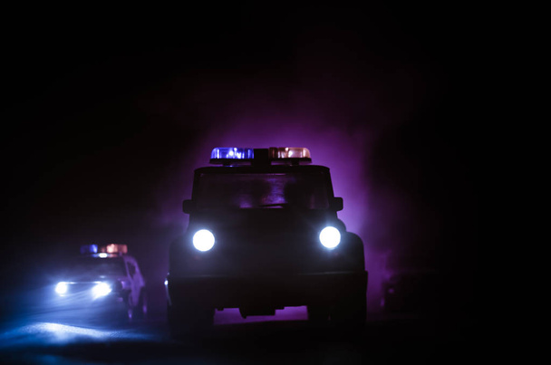 iluminación de la velocidad del coche de policía en la noche en la carretera. Los coches de policía en la carretera se mueven con niebla. Enfoque selectivo. Chase.
 - Foto, Imagen