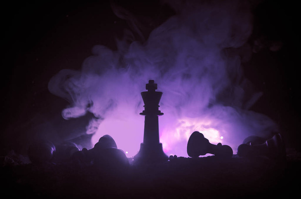 ビジネスのアイデアの競争と戦略のアイデア コンセプト チェス ボード ゲーム コンセプト。煙と霧の暗い背景にチェス フィギュア - 写真・画像