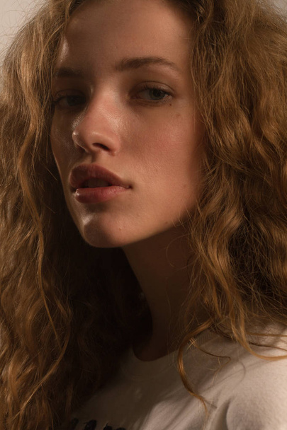 Beautiful girl portrait in studio with curly hair - Fotoğraf, Görsel