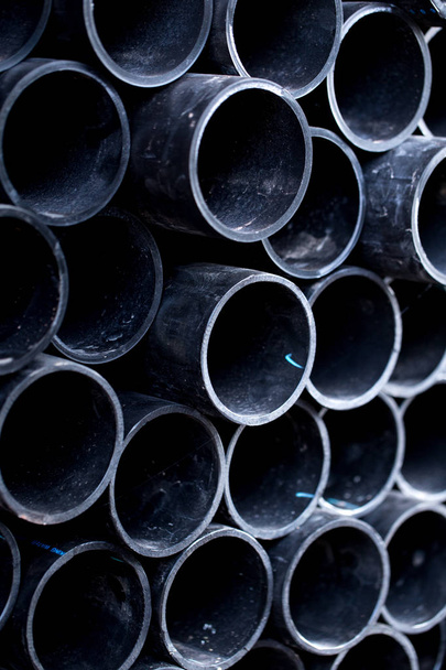 Tubo de goma negro Tubo flexible de PVC o manguera industrial para transportar agua aceite combustible transferencia de aire
. - Foto, imagen