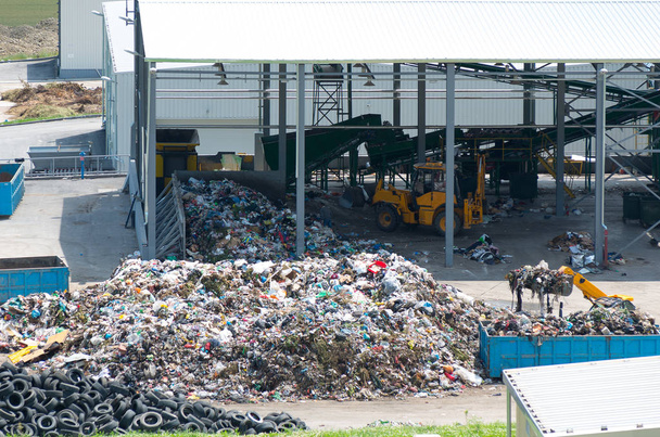 Miejskiego składowiska odpadów. Przetwarzania odpadów roślinnych depot. - Zdjęcie, obraz