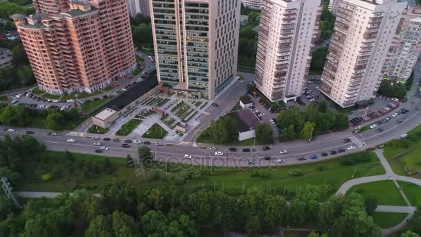 Θέα από το ύψος του ένα μέρος του πάρκου και στο δρόμο με τα μεγάλα σπίτια - Πλάνα, βίντεο