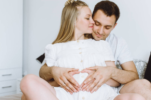 Beautiful pregnant woman and her handsome husband - Zdjęcie, obraz