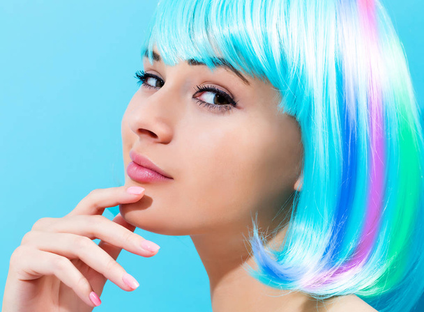 Όμορφη γυναίκα σε ένα φωτεινό μπλε περούκα - Φωτογραφία, εικόνα