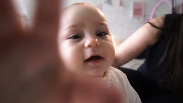 Roztomilé dítě směje se dotýká objektivu videokamery - Záběry, video