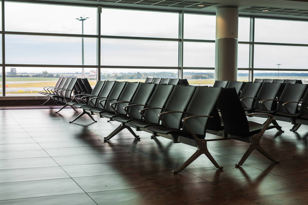 Area d'attesa del terminal aeroportuale vuota con sedie. - Foto, immagini