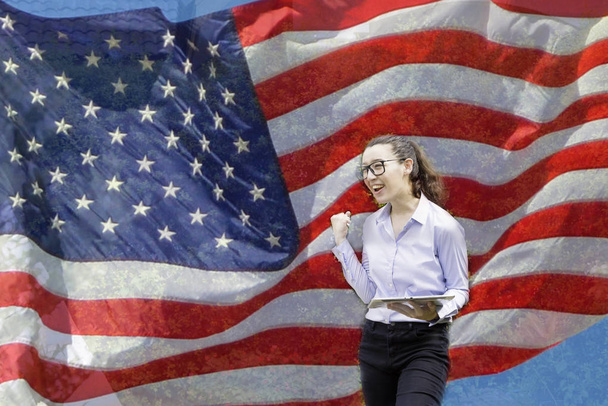 Patriotique composite de heureuse jeune femme mi-thaï-américaine en h
 - Photo, image