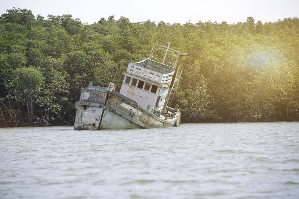 プーケット、沈没した木製トランスでタイのゴルフで放棄された船 - 写真・画像