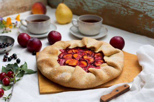 Traditional rustic cake prepared from dough and plum. Still life - Foto, imagen