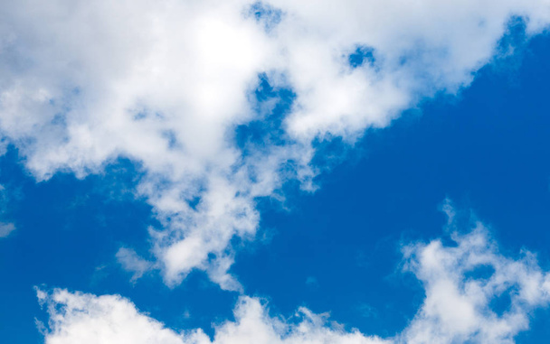 blauer bewölkter Himmel Hintergrund - Foto, Bild