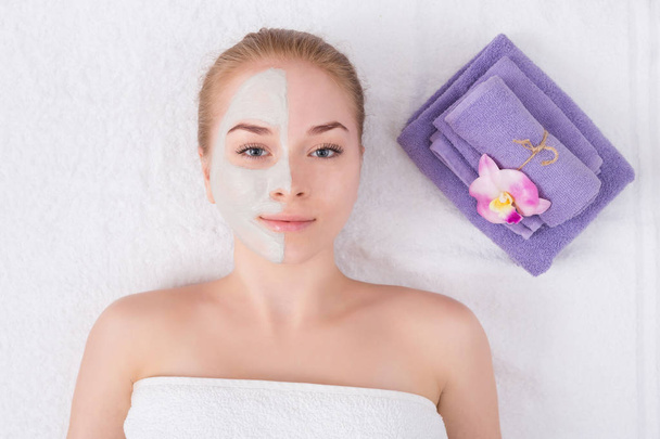 Mascarilla facial, tratamiento de belleza spa, cuidado de la piel
 - Foto, imagen