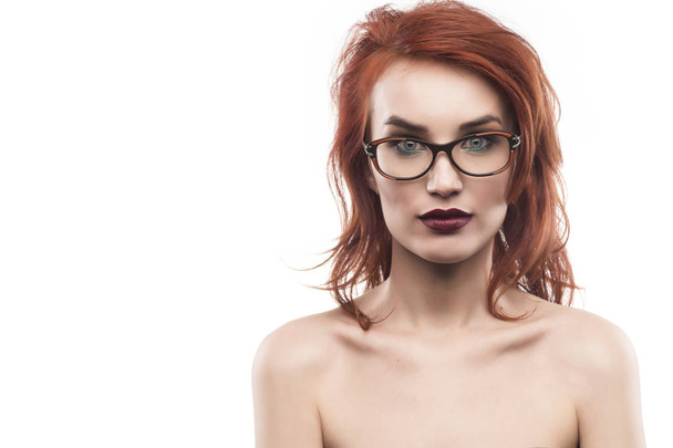 Γυαλιά γυαλιά Πορτρέτο γυναίκας απομονωθεί σε λευκό - Φωτογραφία, εικόνα