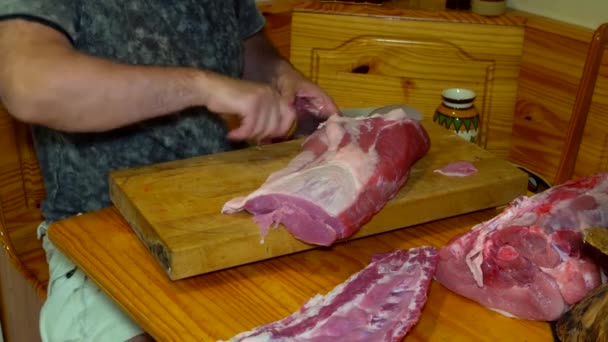Cięcie nożem świeże mięso wieprzowe - Materiał filmowy, wideo