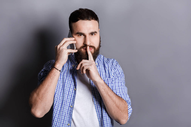 L'uomo barbuto che parla al telefono stia zitto
 - Foto, immagini