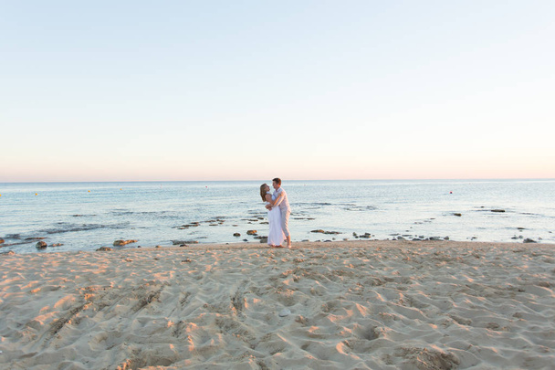 Kochająca się para na plaży - Zdjęcie, obraz