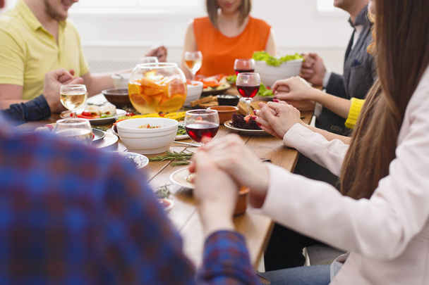 İnsanlar yemek masasında dua elele - Fotoğraf, Görsel