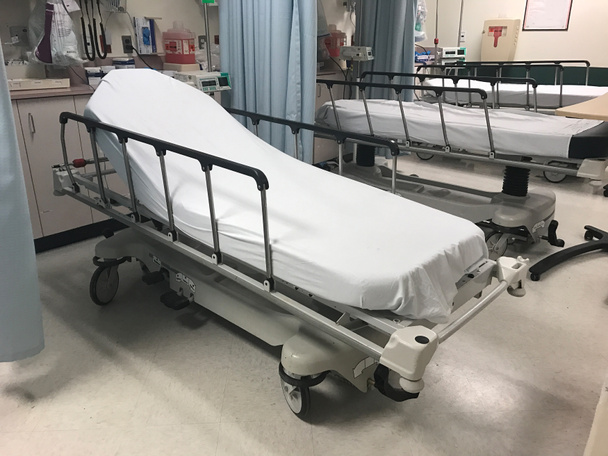 Δωμάτιο νοσοκομείου έκτακτης ανάγκης με σύγχρονο εξοπλισμό - Φωτογραφία, εικόνα