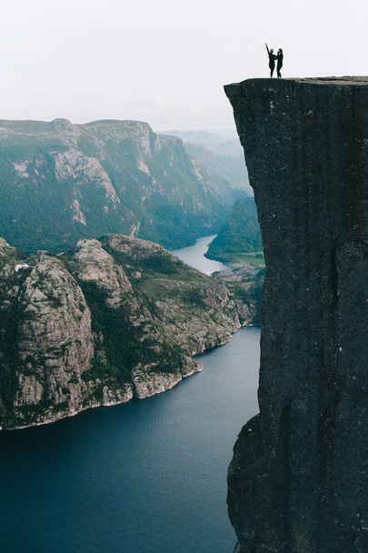 Man standing at the edge of Preikestolen, Norway - Foto, afbeelding