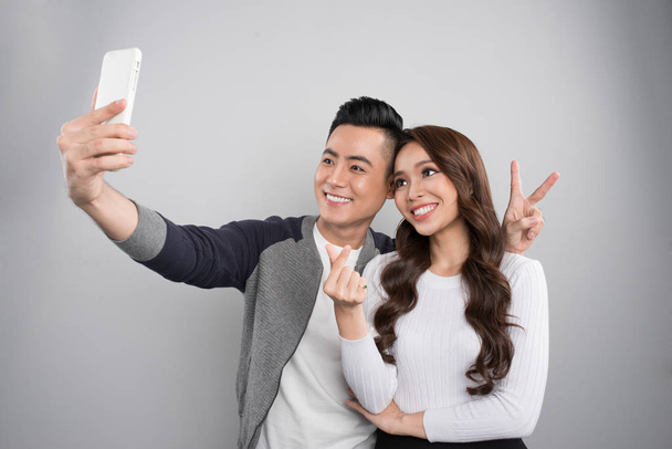 Giovane coppia prendendo selfie - Foto, immagini