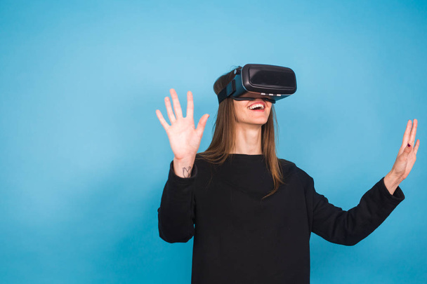 Boldog fiatal nő használ virtuális valóság headset. - Fotó, kép