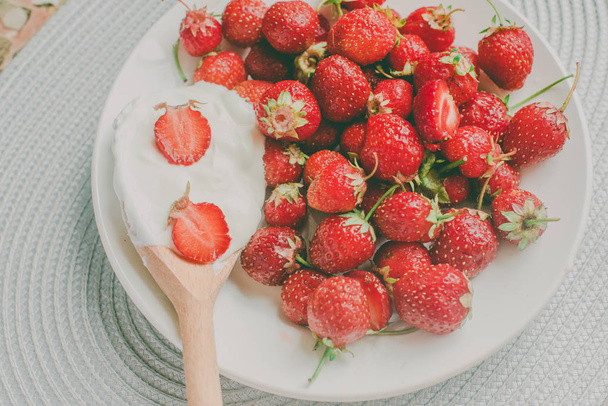 Bos van bananen en aardbeien. Foto gestemde stijl Instagram filters. Begrip van gezond ontbijt. Flatlay - Foto, afbeelding