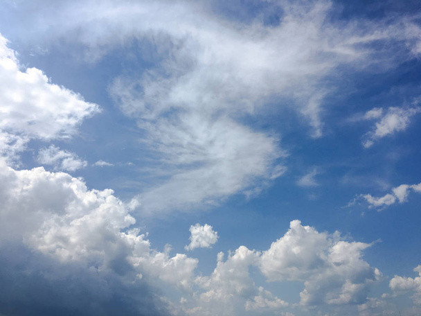 beau ciel bleu avec fond nuageux.Ciel nuageux.Ciel avec nuages météo nature nuage bleu.Ciel bleu avec nuages et soleil - Photo, image