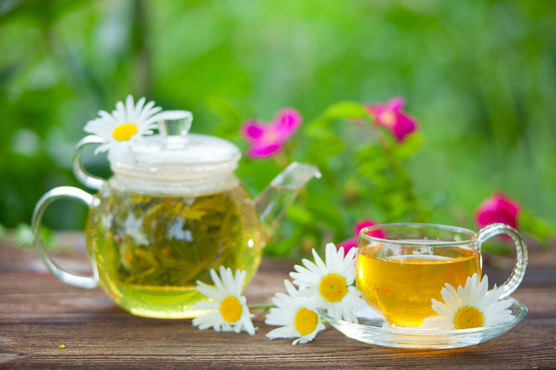 Зеленый чай в красивой чашке - Фото, изображение