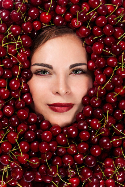 Beautiful woman with cherries - Φωτογραφία, εικόνα