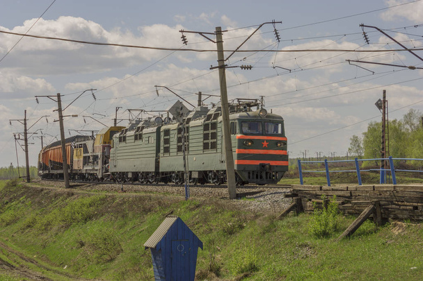Vihreä tavarajuna kuljettaa rahtia rautateitse
 - Valokuva, kuva