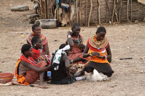 ケニアの伝統的なサンブル女性 - 写真・画像