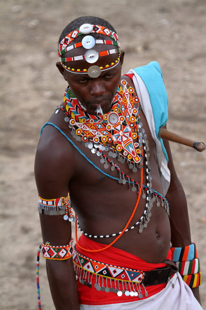 Tocado de un guerrero samburu en Kenia
 - Foto, Imagen