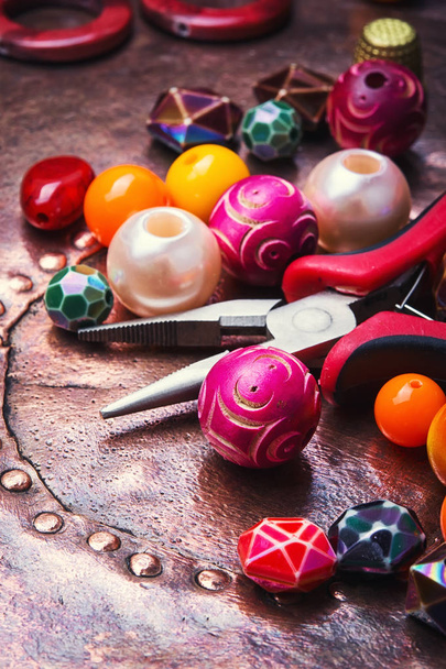 Perles colorées et outil de travail
 - Photo, image