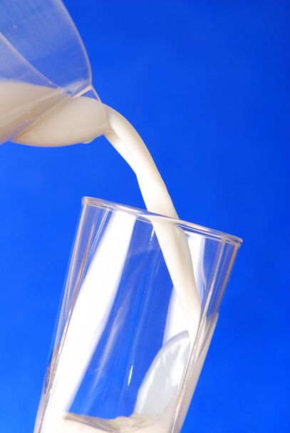 gieten van melk - Foto, afbeelding
