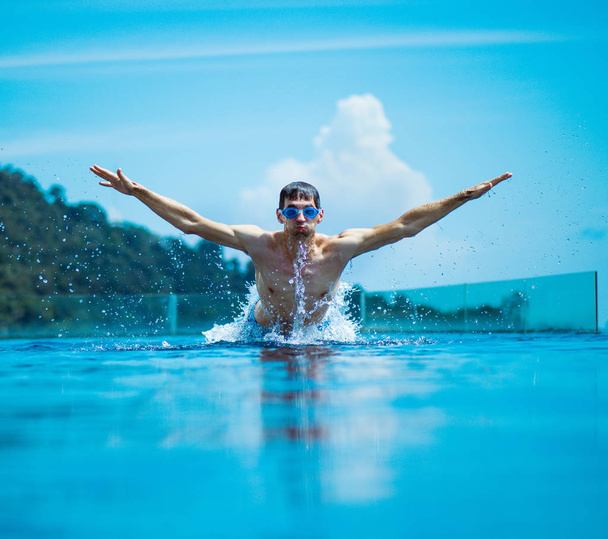 Νέοι, μυϊκή κολυμβητής πιτσίλισμα νερού - Φωτογραφία, εικόνα