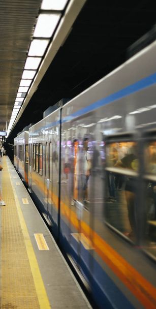 Metro metro metro transporte en movimiento con los pasajeros h
 - Foto, imagen