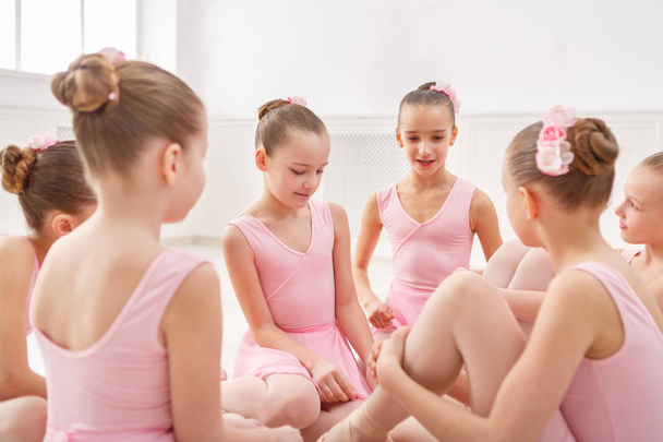Bailarinas hablando en un estudio de ballet
 - Foto, Imagen