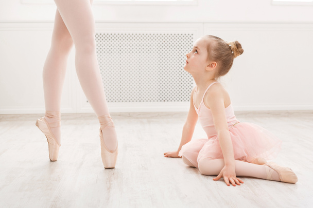 Kleines Mädchen schaut professionelle Balletttänzerin an - Foto, Bild