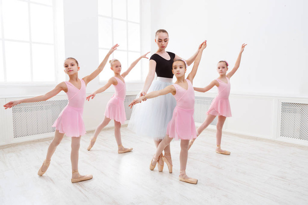 Insegnante aiutare i suoi studenti durante la lezione di danza
 - Foto, immagini