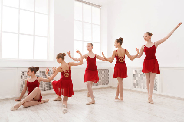 Νεαρά κορίτσια χορό μπαλέτου στο studio - Φωτογραφία, εικόνα