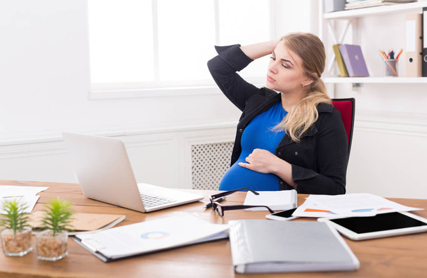 Empresaria embarazada cansada en espacio de copia de oficina
 - Foto, Imagen