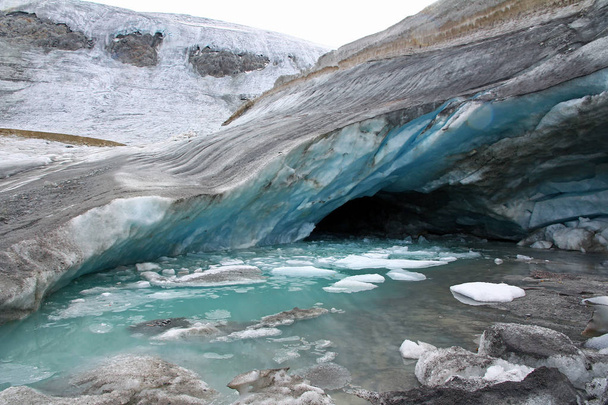 Jäätikköluola - luola, jossa on sinistä jäätä jäätiköllä Itävallassa
 - Valokuva, kuva