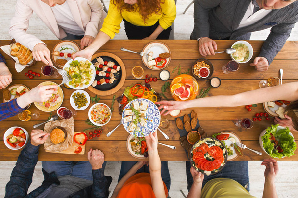 Lidé jíst zdravá jídla na večeři podává tabulka - Fotografie, Obrázek